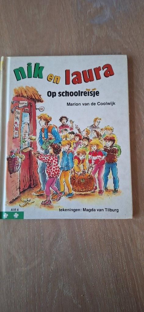 Nik en Laura op schoolreisje, Ophalen of Verzenden, Zo goed als nieuw, Marion van de Coolwijk, Fictie algemeen
