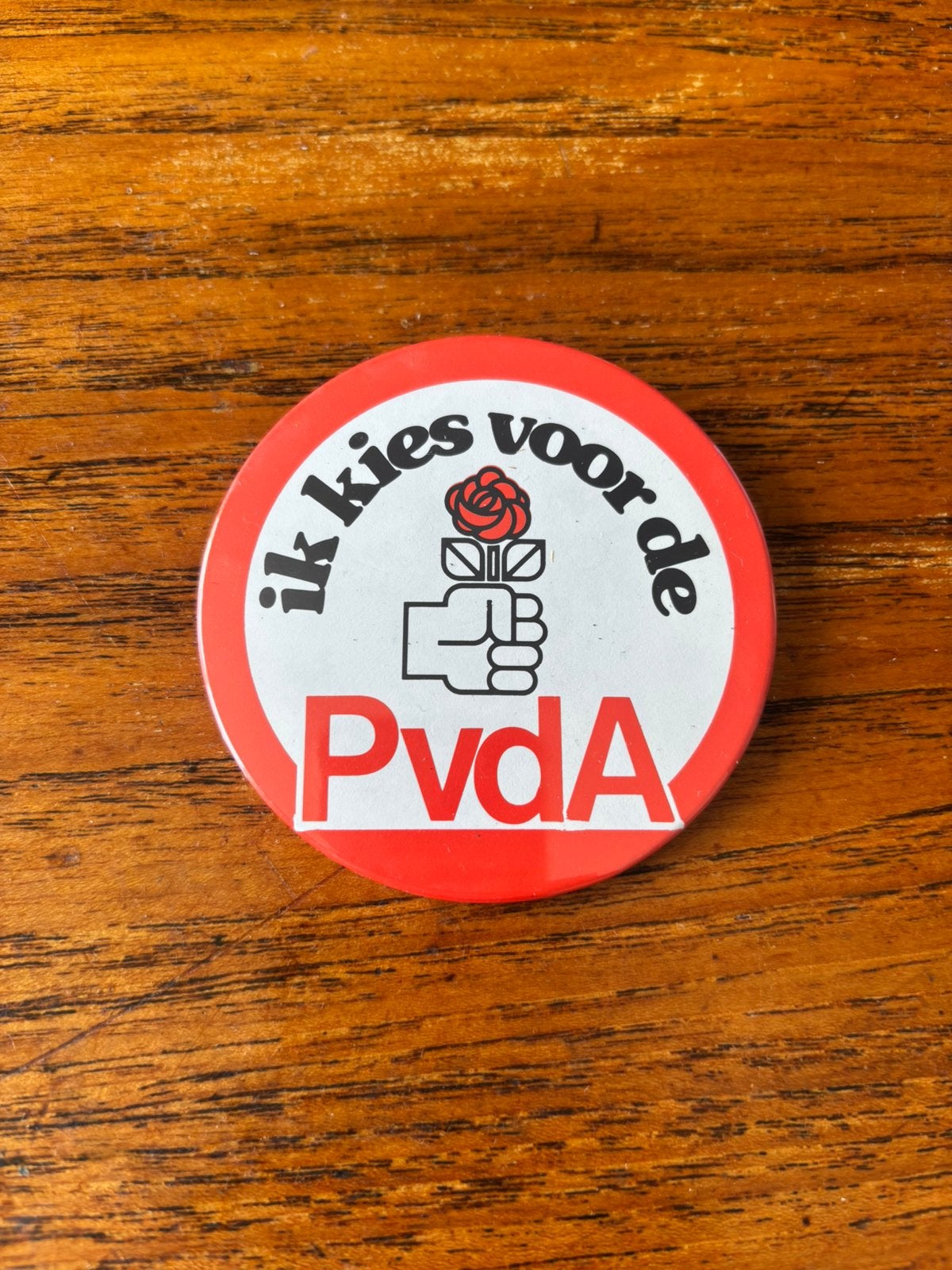 PvdA button, vintage, Verzamelen, Speldjes, Pins en Buttons, Ophalen of Verzenden, Zo goed als nieuw, Overige onderwerpen, Button