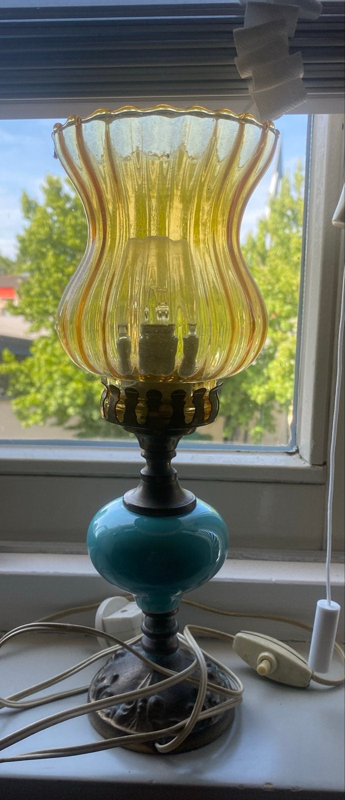 Vintage tafellamp met geel glazen kap en blauwe voet, Ophalen of Verzenden