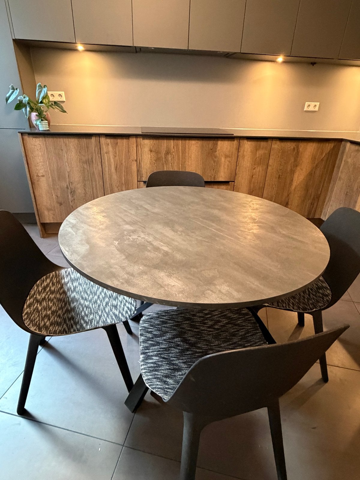 Ikea Mariedamm 105 cm ronde eettafel met 4 ODGER stoelen, Ophalen, 100 tot 150 cm, Rond, Zo goed als nieuw