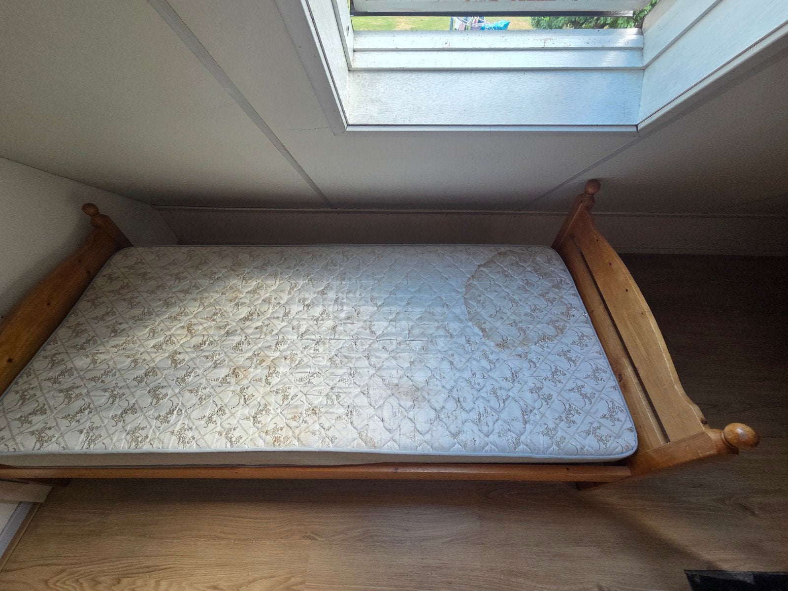 bed + matras, Ophalen, Eenpersoons, Hout, 90 cm