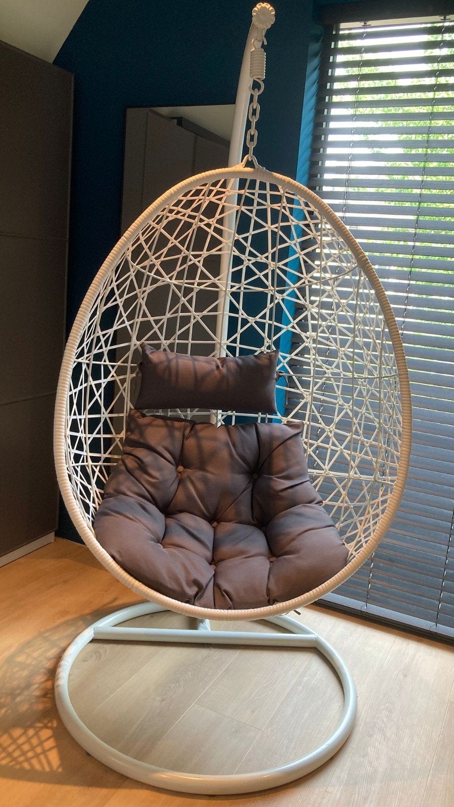 Witte 'Ei' hangstoel met compleet frame en grijze kussens, Ophalen, Modern, Comfortabel, Stof, Wit