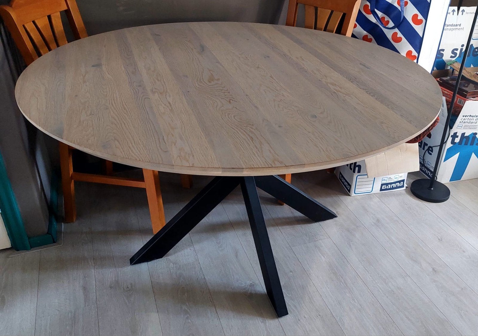 Ronde eettafel met eiken blad en zwart metalen onderstel, Huis en Inrichting, Tafels | Eettafels, Ophalen, Modern, Industrieel