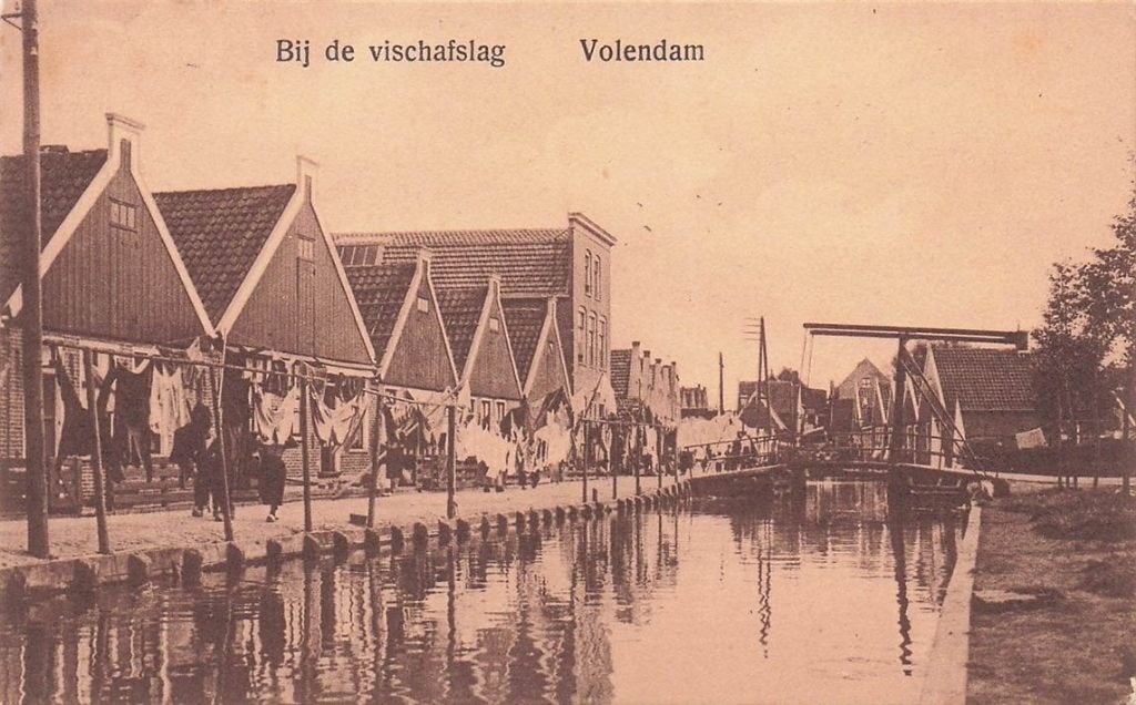702-498-057 Bij De Vischafslag Volendam, Verzamelen, Ophalen of Verzenden, Voor 1920, Noord-Holland