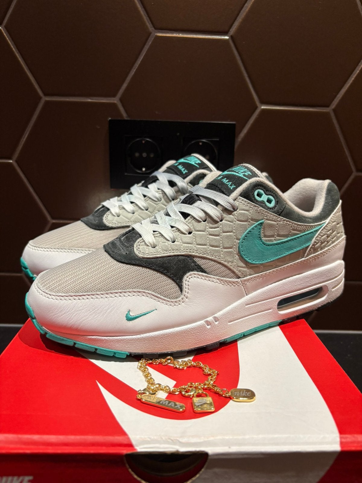 Nike Air Max 1 ID EU43, Kleding | Heren, Schoenen, Wit, Nieuw, Ophalen of Verzenden, Sneakers of Gympen