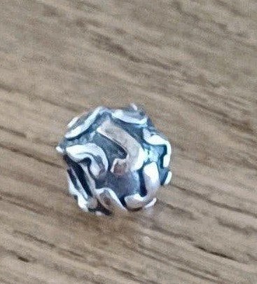 Pandora bedel met 3x een gouden 'J'., Sieraden, Tassen en Uiterlijk, Bedels, Gebruikt, Pandora, Ophalen of Verzenden, 1 bedel