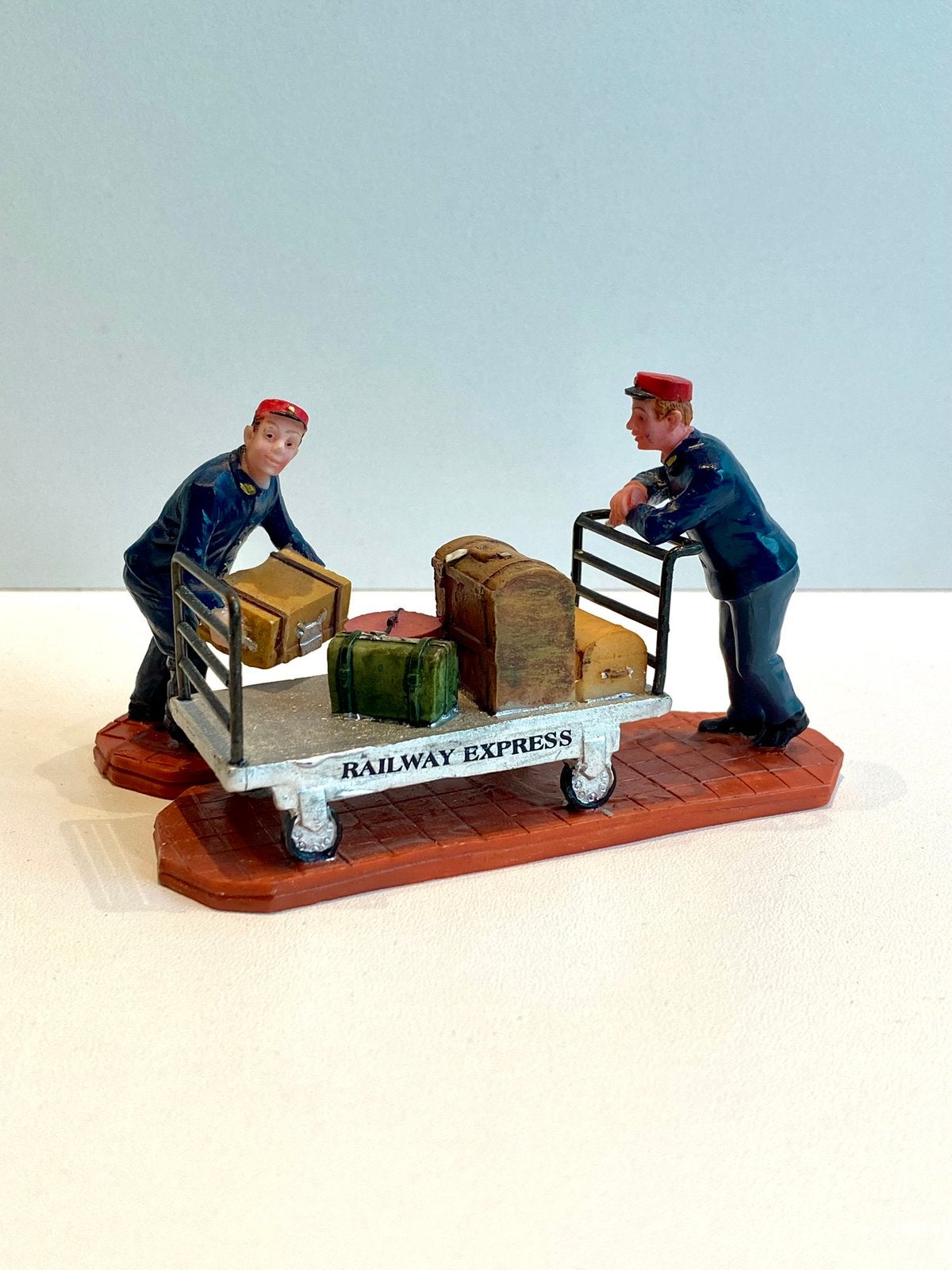 Lemax Baggage Handlers, set of 2 (12508), Verzenden