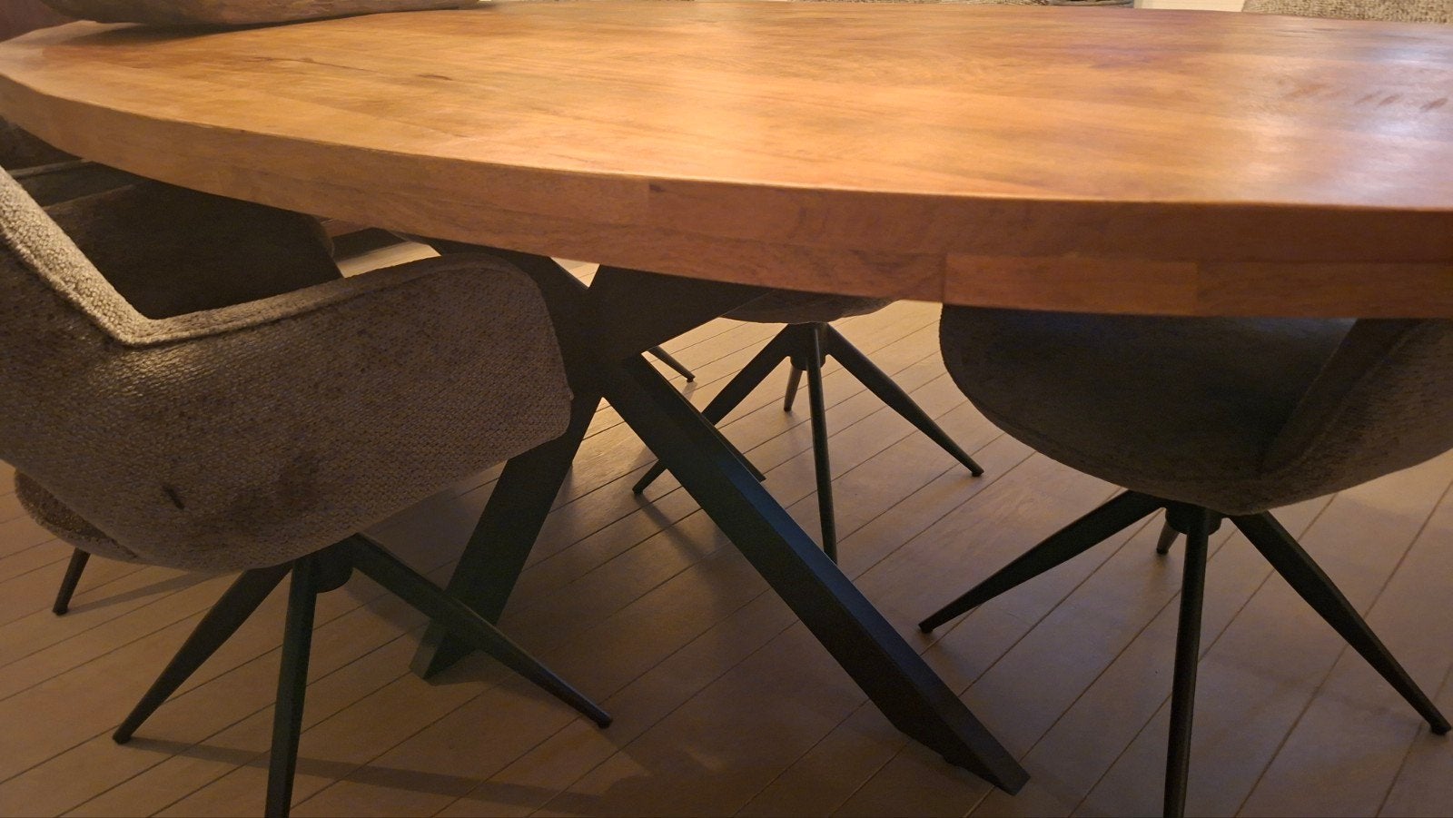 Ovale eetkamertafel mangohout met zwarte kruispoot, Huis en Inrichting, Tafels | Eettafels, 100 tot 150 cm, 200 cm of meer, Zo goed als nieuw