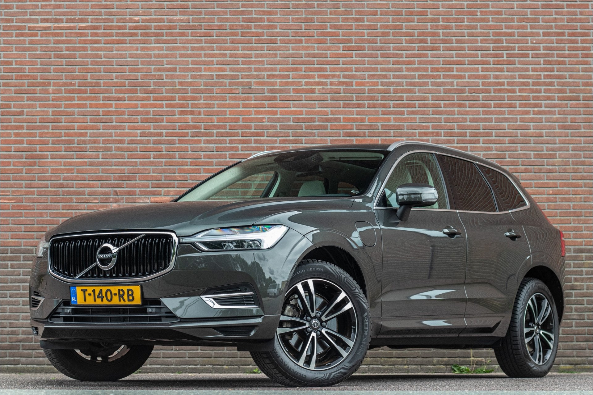 Volvo XC60 T8 Twin Engine AWD Momentum, Leder, Carplay, Trek, Automaat, Gebruikt, 2039 kg, Leder
