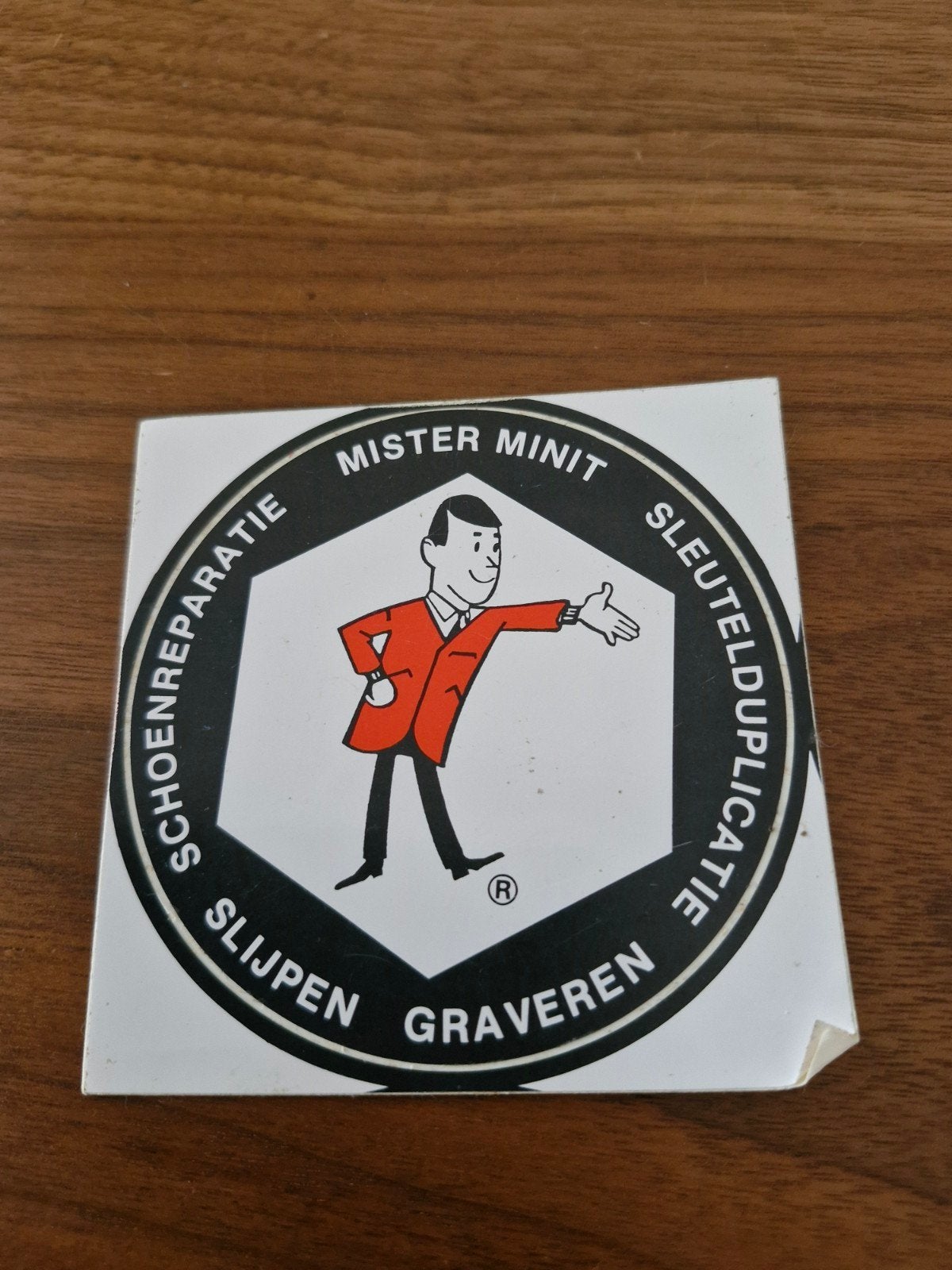 217 Vintage Mister Minit Sticker - Schoenreparatie Sleutels, Ophalen of Verzenden, Zo goed als nieuw, Bedrijf of Vereniging
