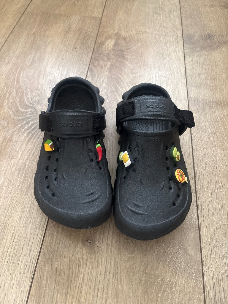 Zwarte Crocs met Jibbitz - Maat 34-35, Kleding | Dames, Slippers, Zwart, Ophalen of Verzenden, Zo goed als nieuw