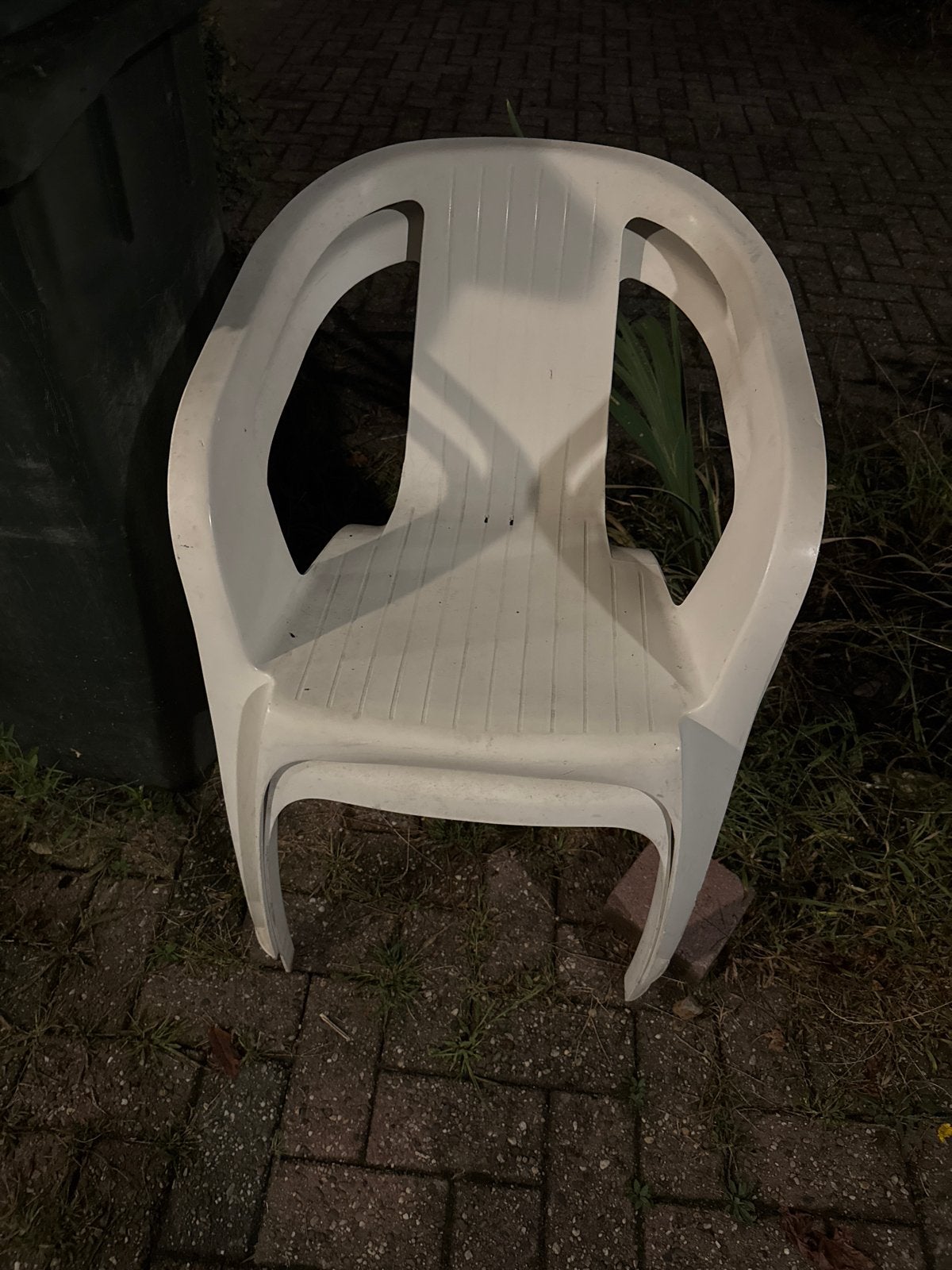 Gratis: 2 Witte Kunststof Tuinstoelen, Ophalen, Gebruikt, Kunststof, Stapelbaar