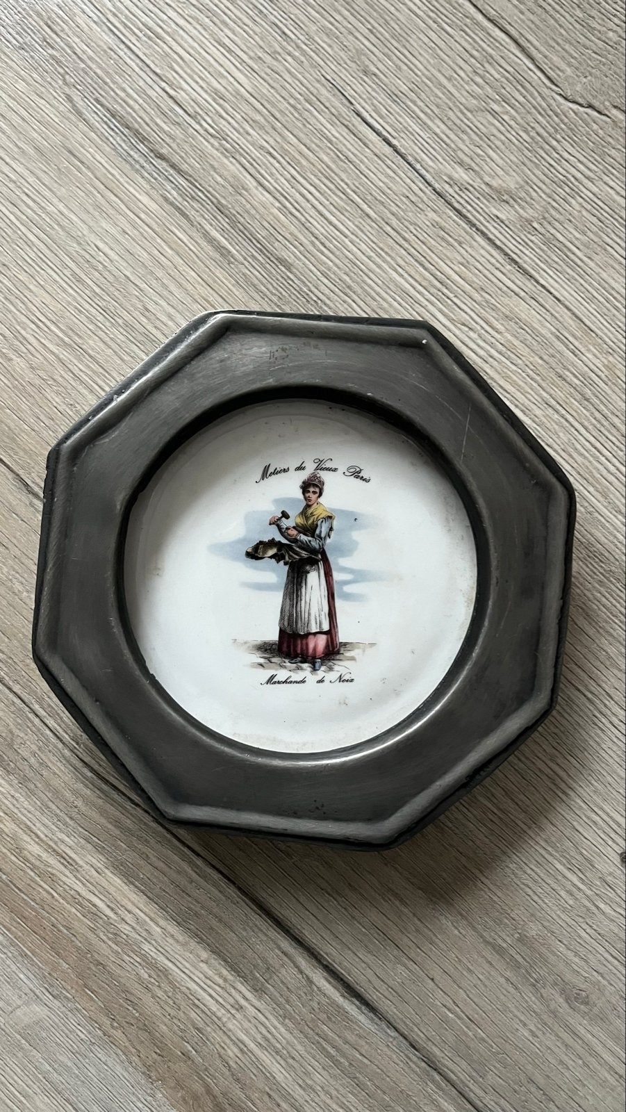 Antiek Frans Porseleinen Bordje in Tin Montuur, Ophalen of Verzenden