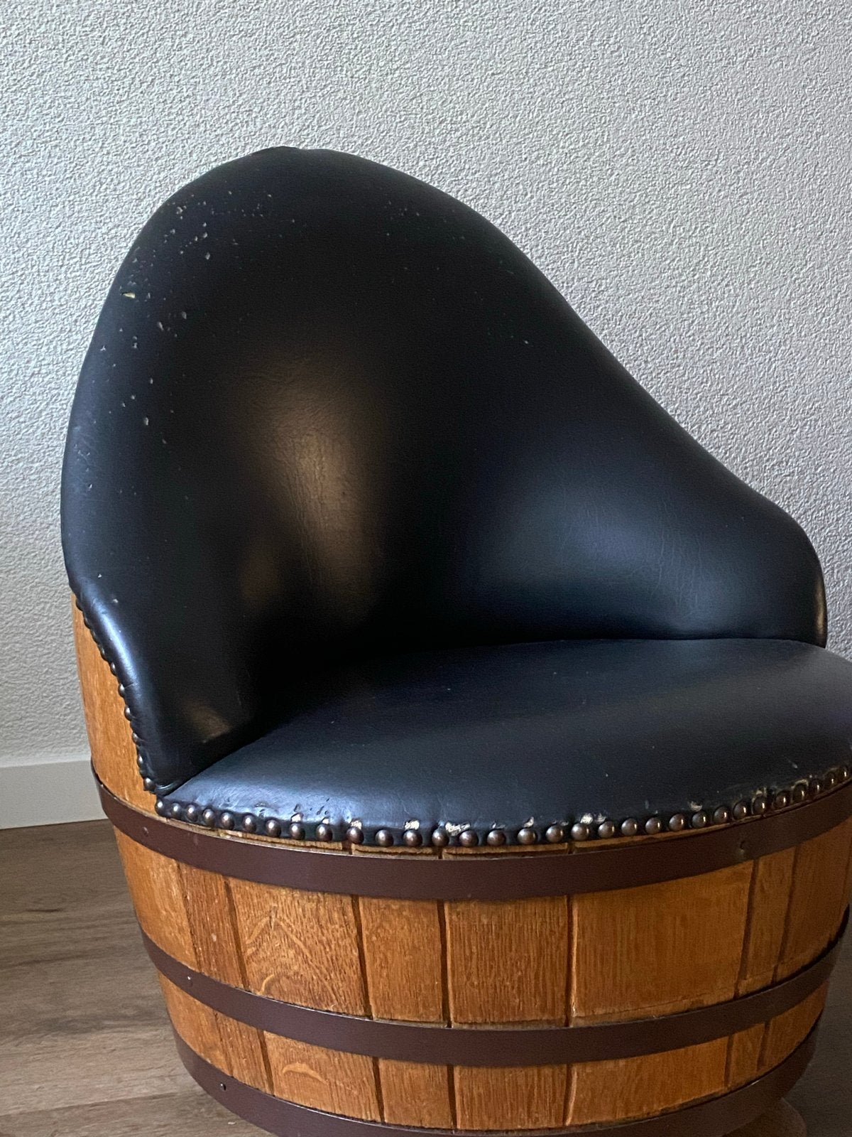 Unieke vintage barrel stoel met zwart kunstleer, Ophalen