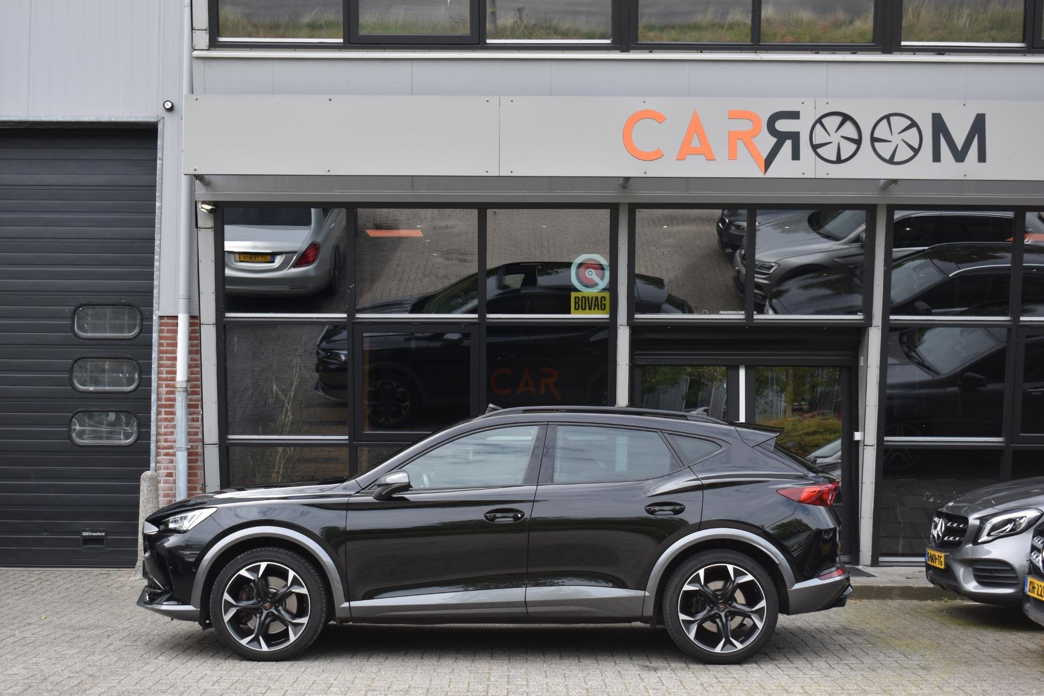 CUPRA Formentor 2.0 TSI 4DRIVE VZ Pano Trekhaak Stuurknop Sf, Auto's, Dealer onderhouden, 4 cilinders, Zwart, 1526 kg
