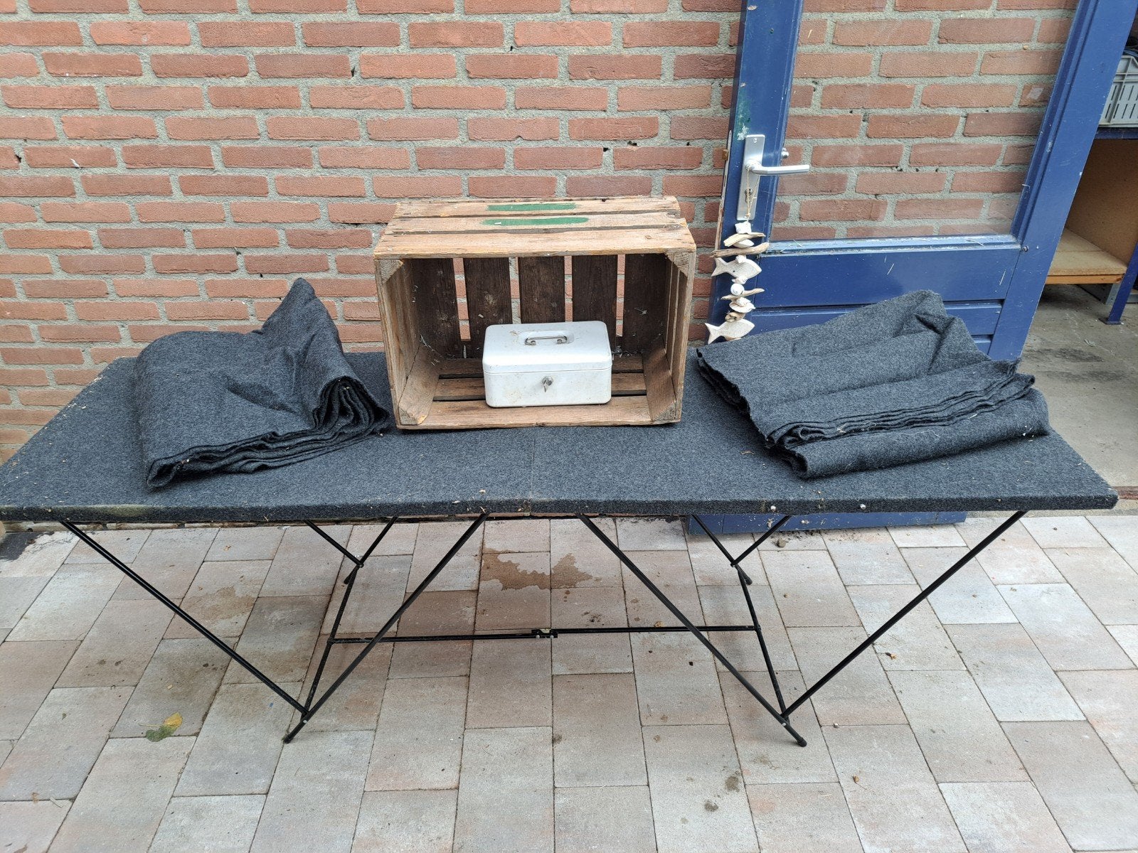 Gestoffeerde behangtafel / verkooptafel met toebehoren, Ophalen, Gebruikt