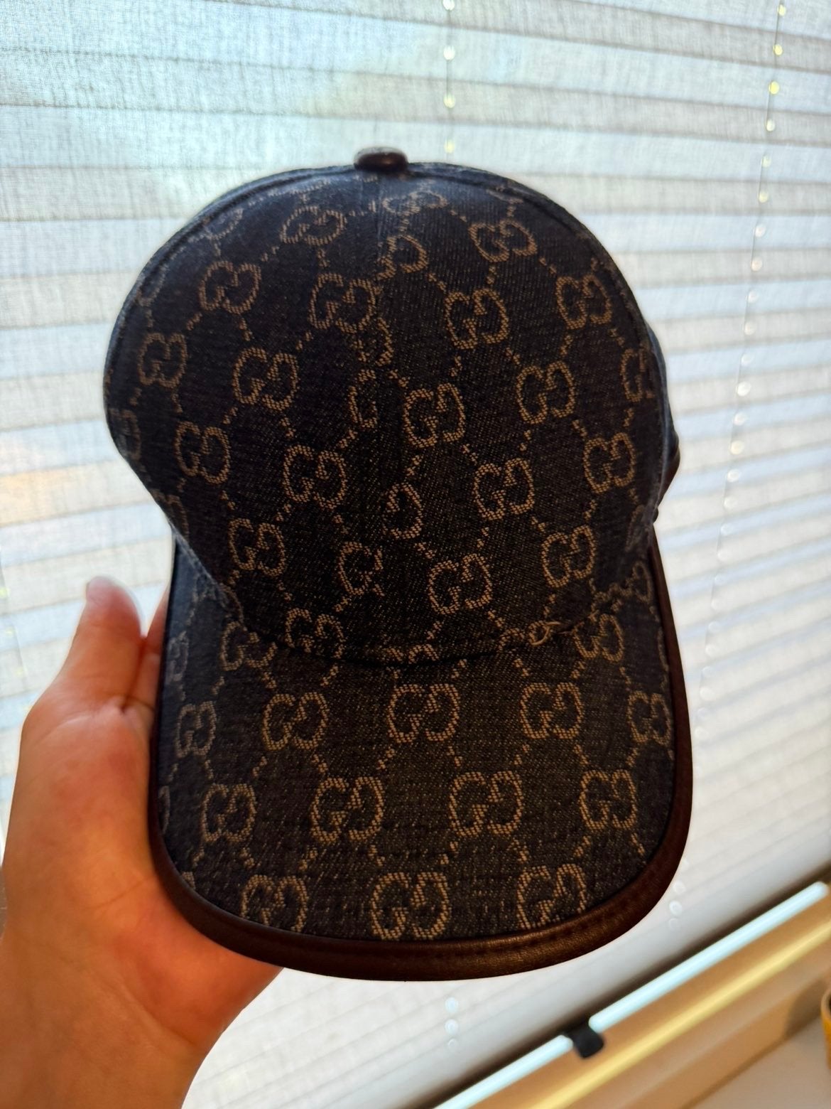Gucci GG Monogram Pet - Stijlvolle Denim Baseballcap, Ophalen of Verzenden, Gedragen, One size fits all, Pet