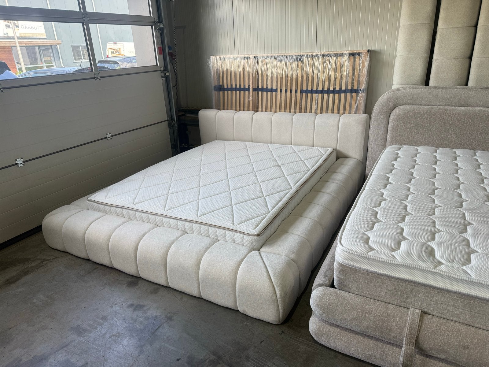 Boxspring ledikant 160x200 off white incl. luxe matras, Ophalen of Verzenden, Stof, 160 cm, Nieuw