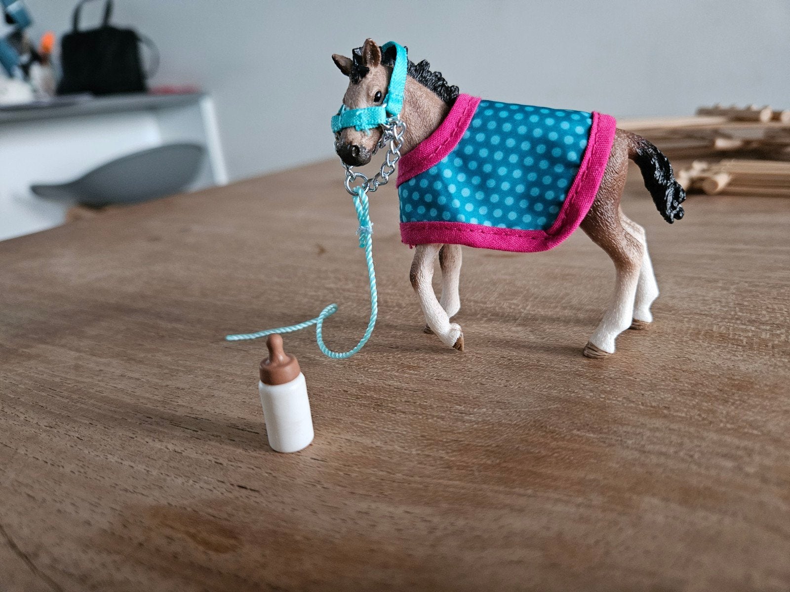 Schleich veulen met deken en flesje, Ophalen of Verzenden