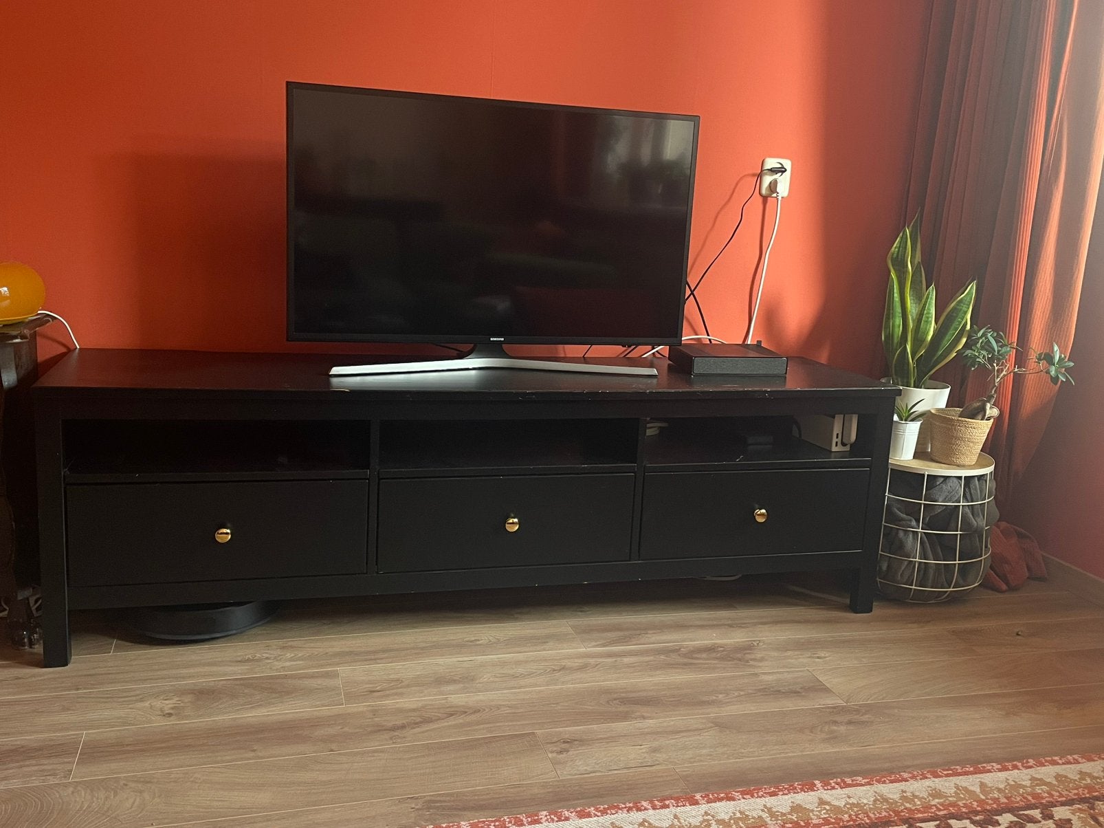 Gratis Ikea Hemnes tv meubel zwart, Ophalen, Gebruikt, 150 tot 200 cm, Minder dan 100 cm