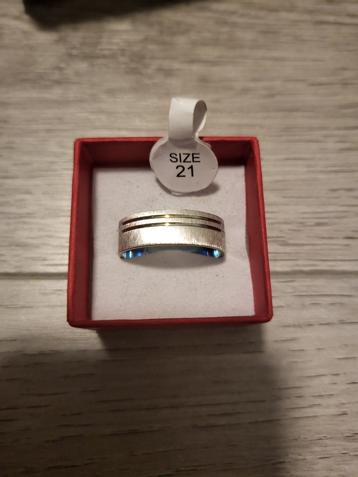 Nieuwe zilverkleurige ring met gouden strepen, maat 21, Overige materialen, 20 of groter, Nieuw, Ophalen of Verzenden