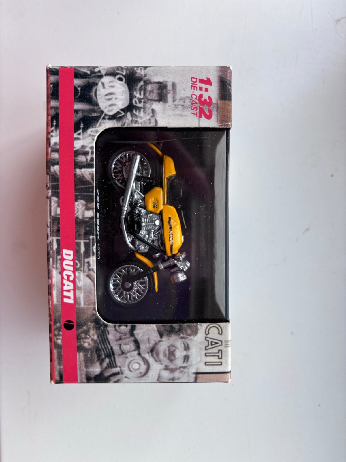 Ducati Die-Cast Motoren 1:32 - 750 Sport & 900 MH Replica, 1:32 tot 1:50, Overige typen, Nieuw, Ophalen