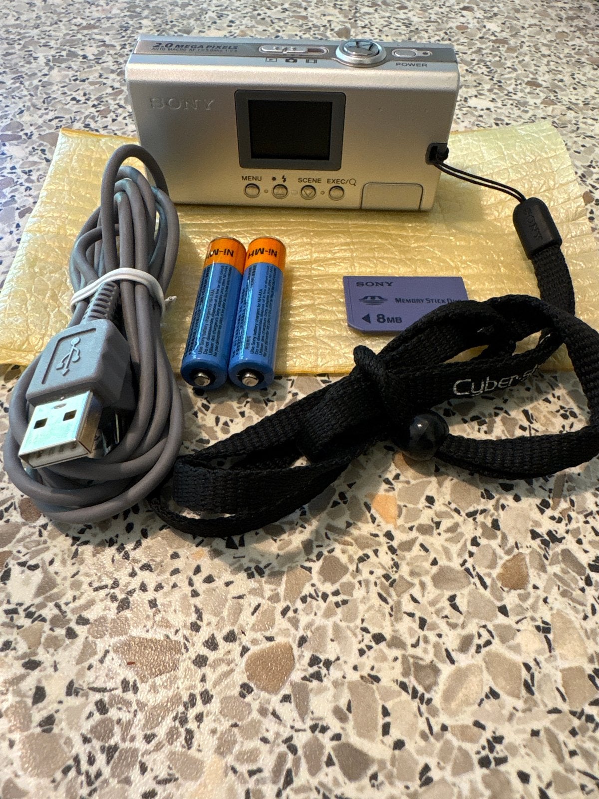 Sony Cybershot DSC-U40 2.0 MP Digitale Camera met 8MB MS Duo, Gebruikt, Compactcamera, Accu, Sony