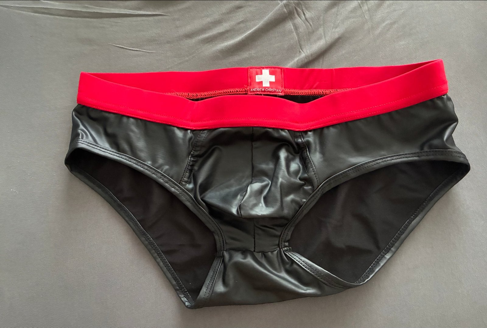 Zwarte herenslip (M)  met rode tailleband PU-leather, Ophalen of Verzenden, Zwart, Slip