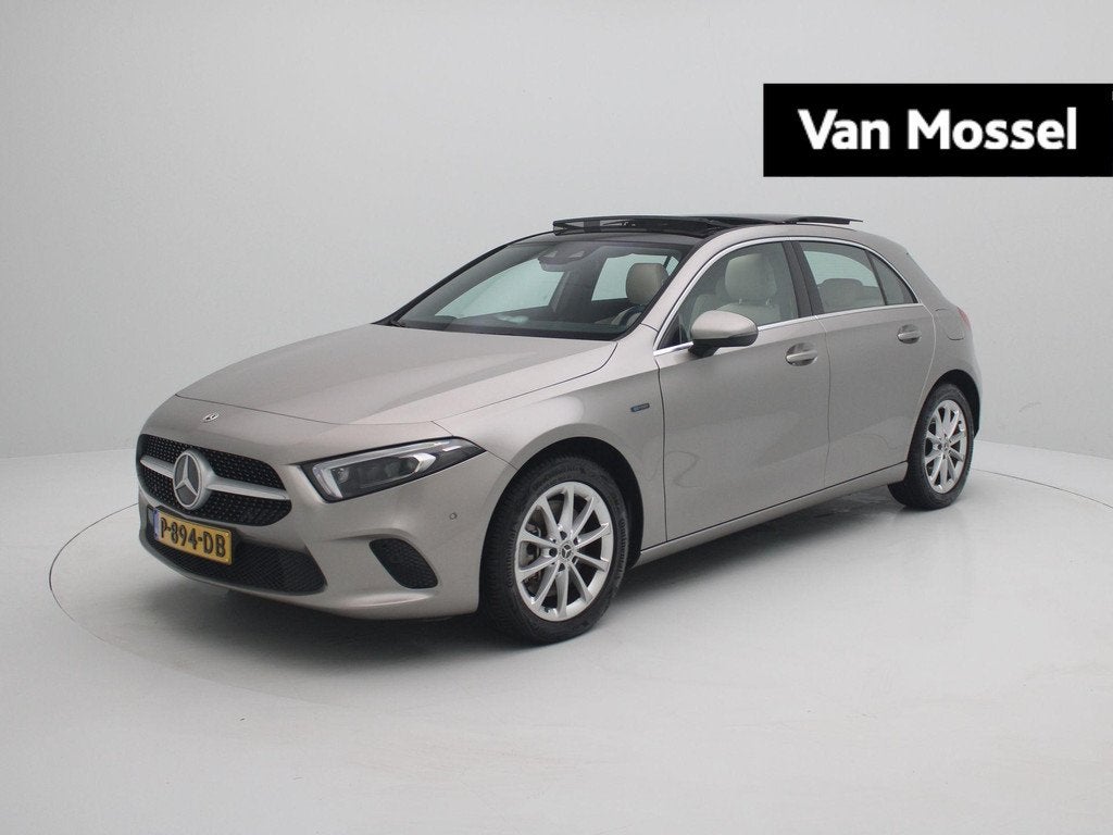 Mercedes-Benz A-klasse 250e Aut. Premium Plus | Panoramadak, Auto's, Mercedes-Benz, 12 maanden, Gebruikt, 4 cilinders, Leder en Stof