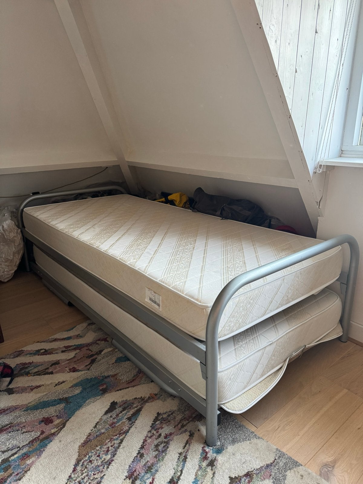 GRATIS: Twee logeerbedden met matrassen, Ophalen, Gebruikt, 90 cm, Eenpersoons