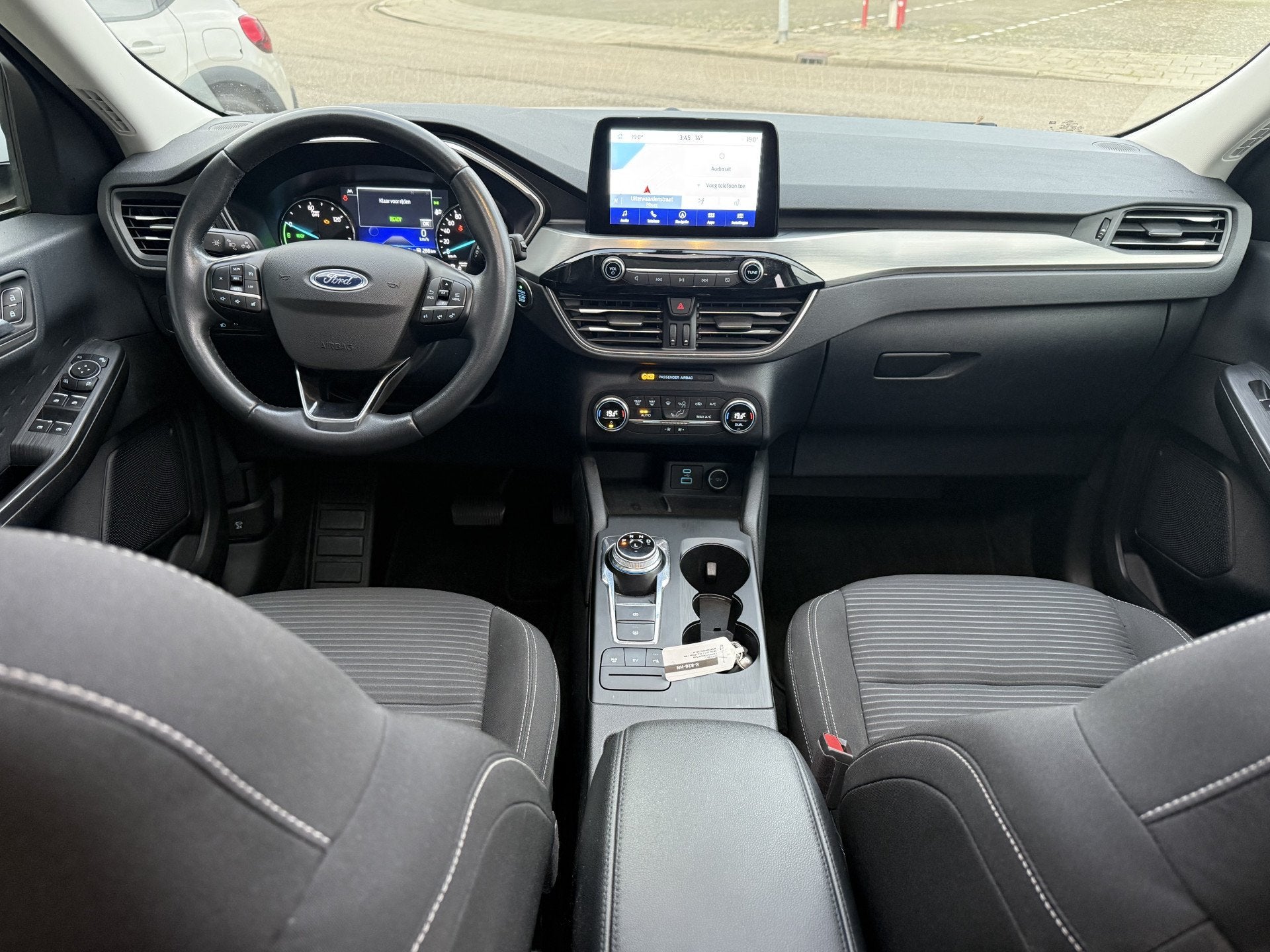 Ford Kuga 2.5 PHEV Titanium  Panoramadak  Carplay, Auto's, Stof, Gebruikt, 4 cilinders, Wit