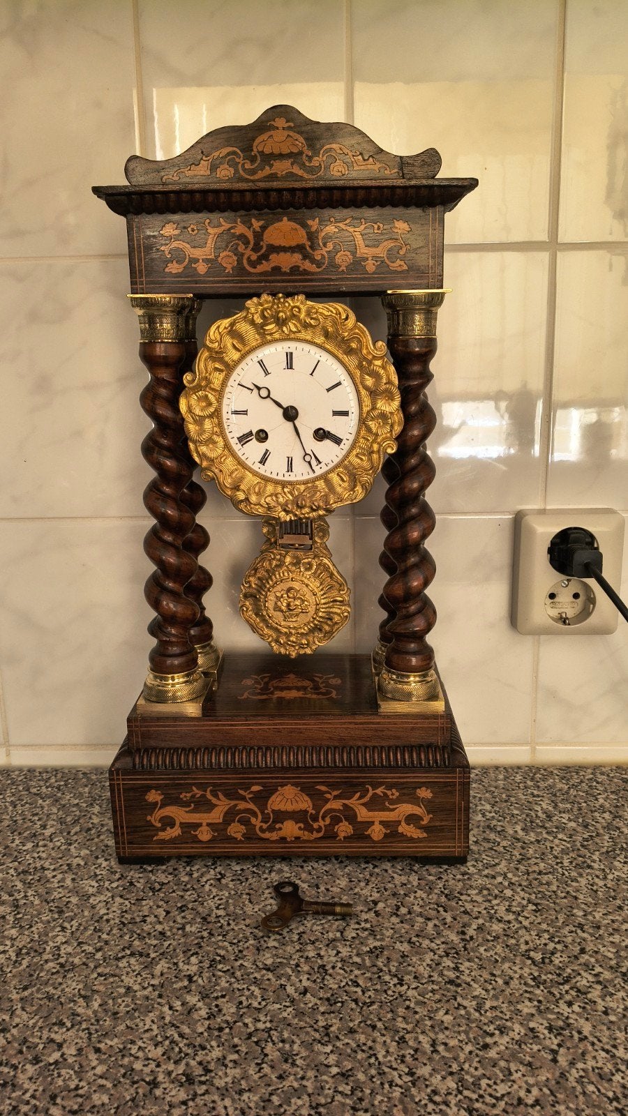 19e Eeuwse Franse Kolom Pendule met Rozenhout Intarsia, Ophalen of Verzenden
