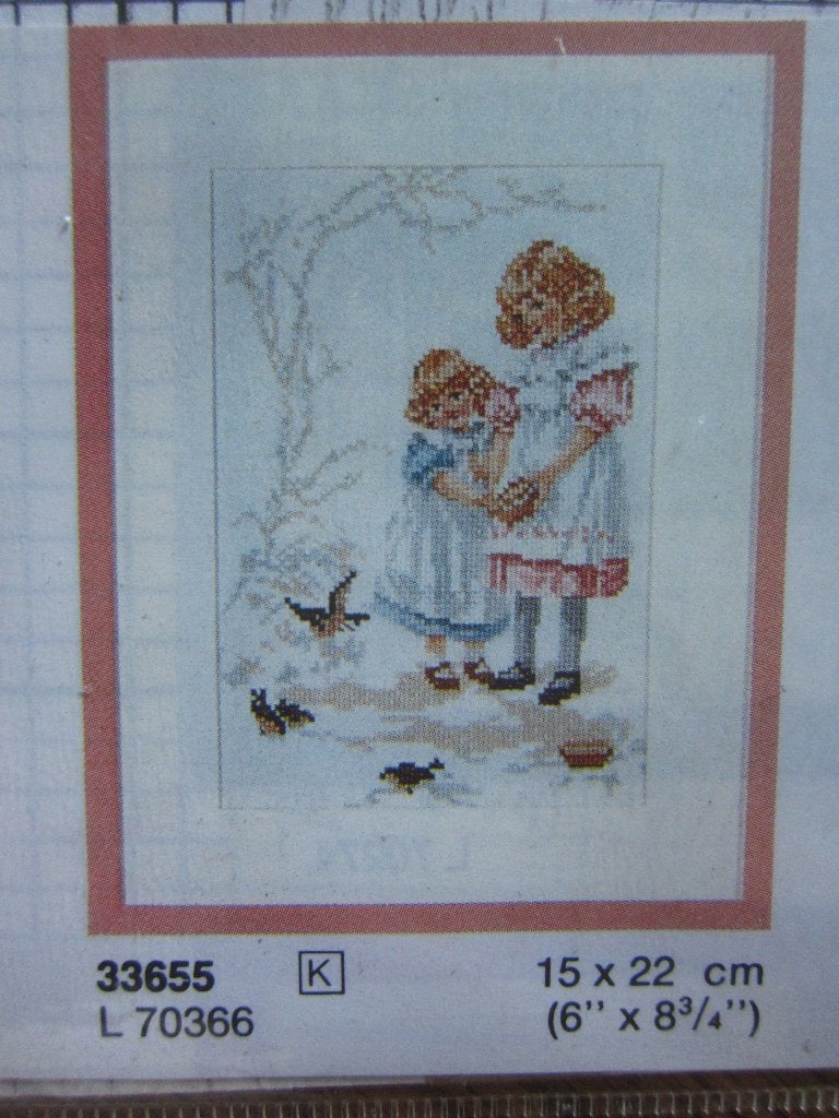 borduurpatroon lieflijk aanblik twee meisjes voeren vogels, Ophalen of Verzenden, Zo goed als nieuw, Handborduren, Patroon