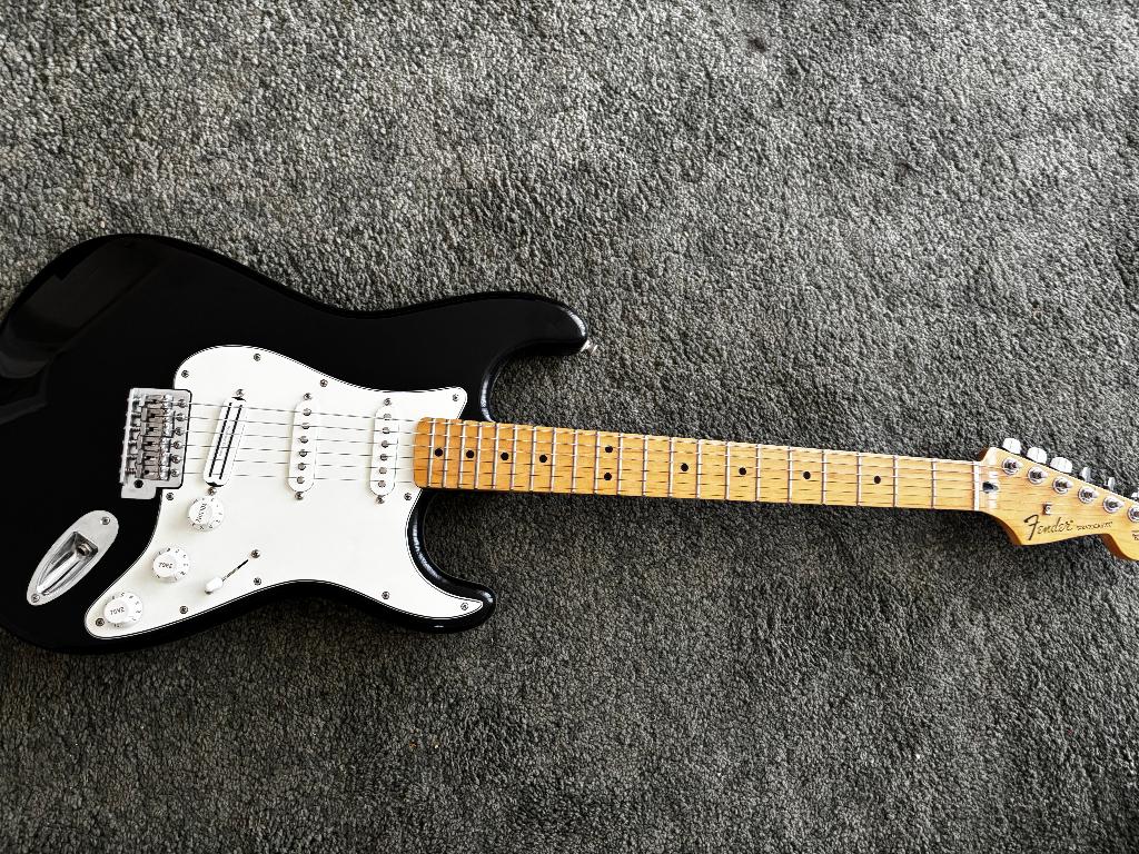 Fender Stratocaster 2017 (MIM), Muziek en Instrumenten, Ophalen, Fender, Met versterker, Zo goed als nieuw