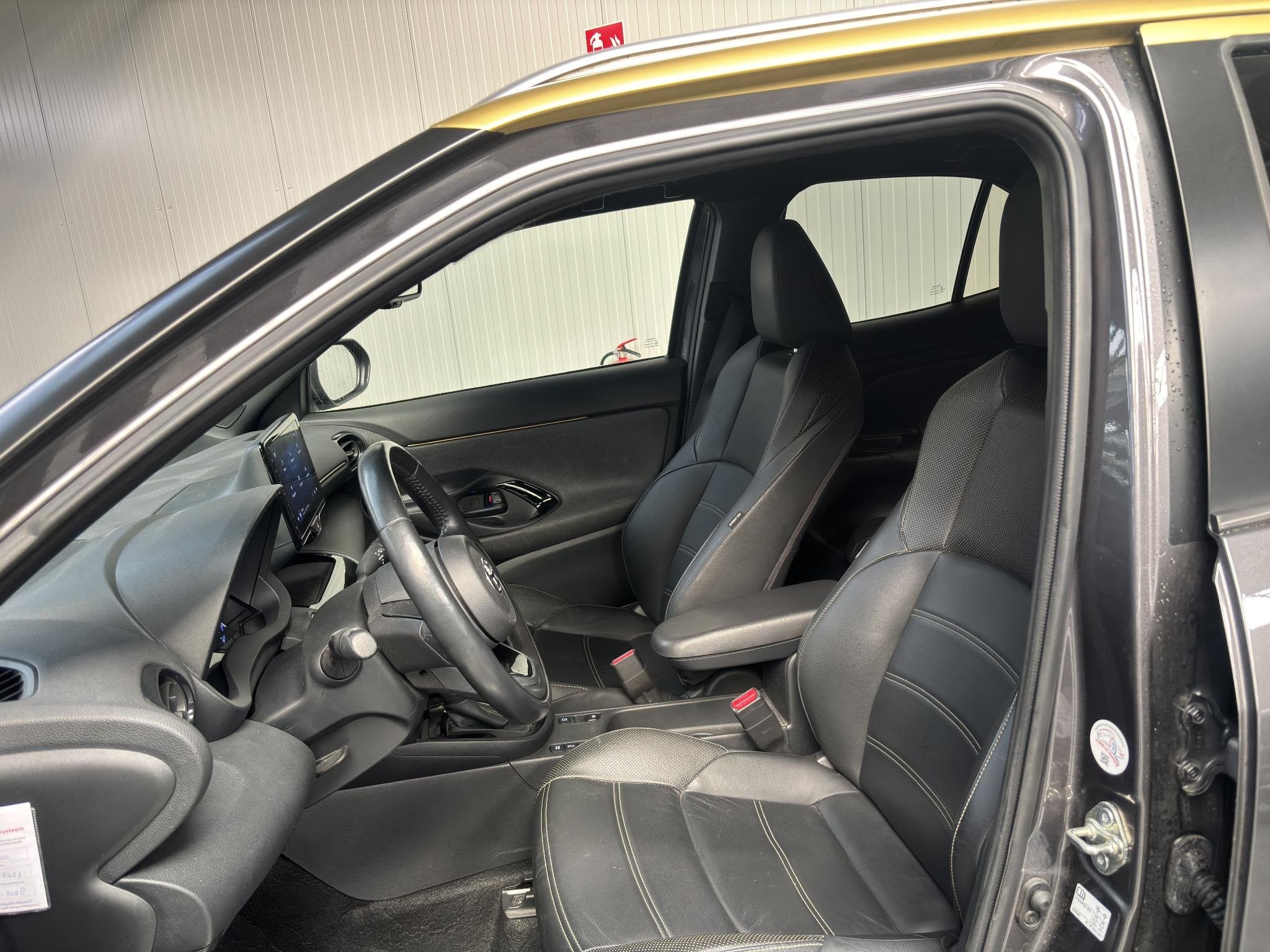 Toyota Yaris Cross 1.5 Hybrid Launch Edition Stuur/Stoel en, Gebruikt, 116 pk, Bedrijf, Automatische klimaatregeling