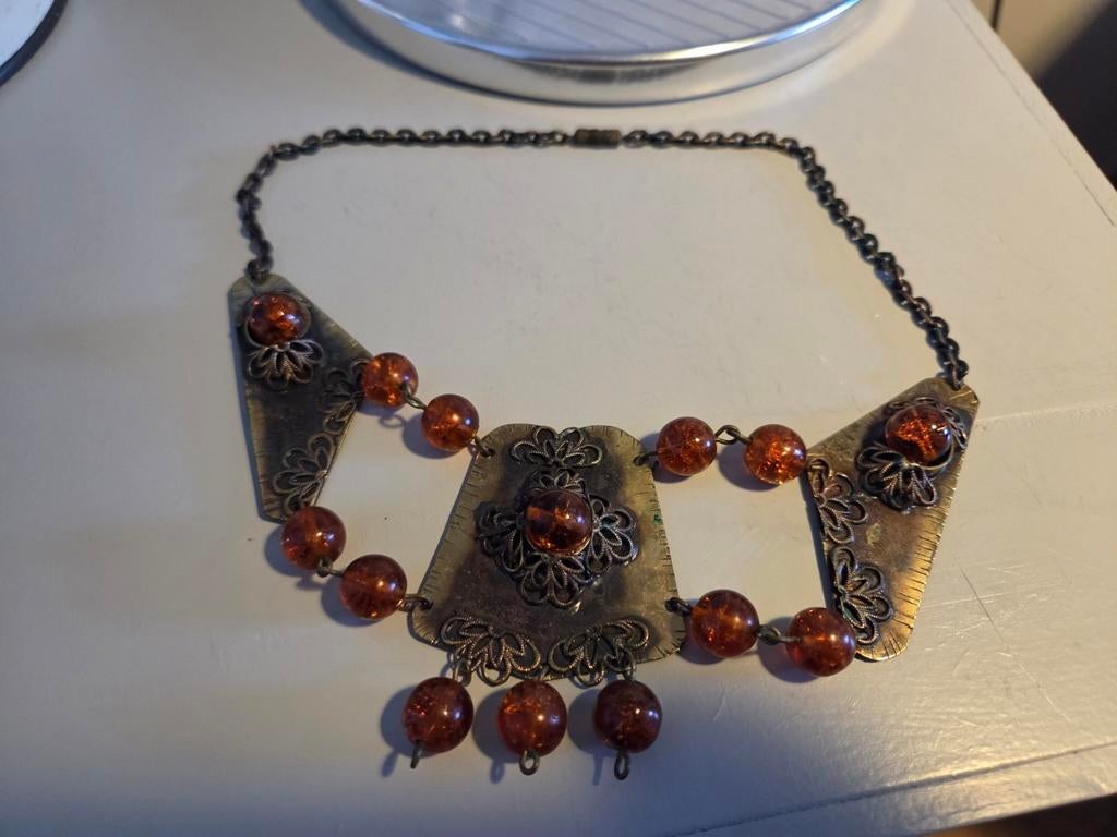 oude ketting met amber kunststof kralen, Verzenden, Gebruikt, Bruin, Overige materialen