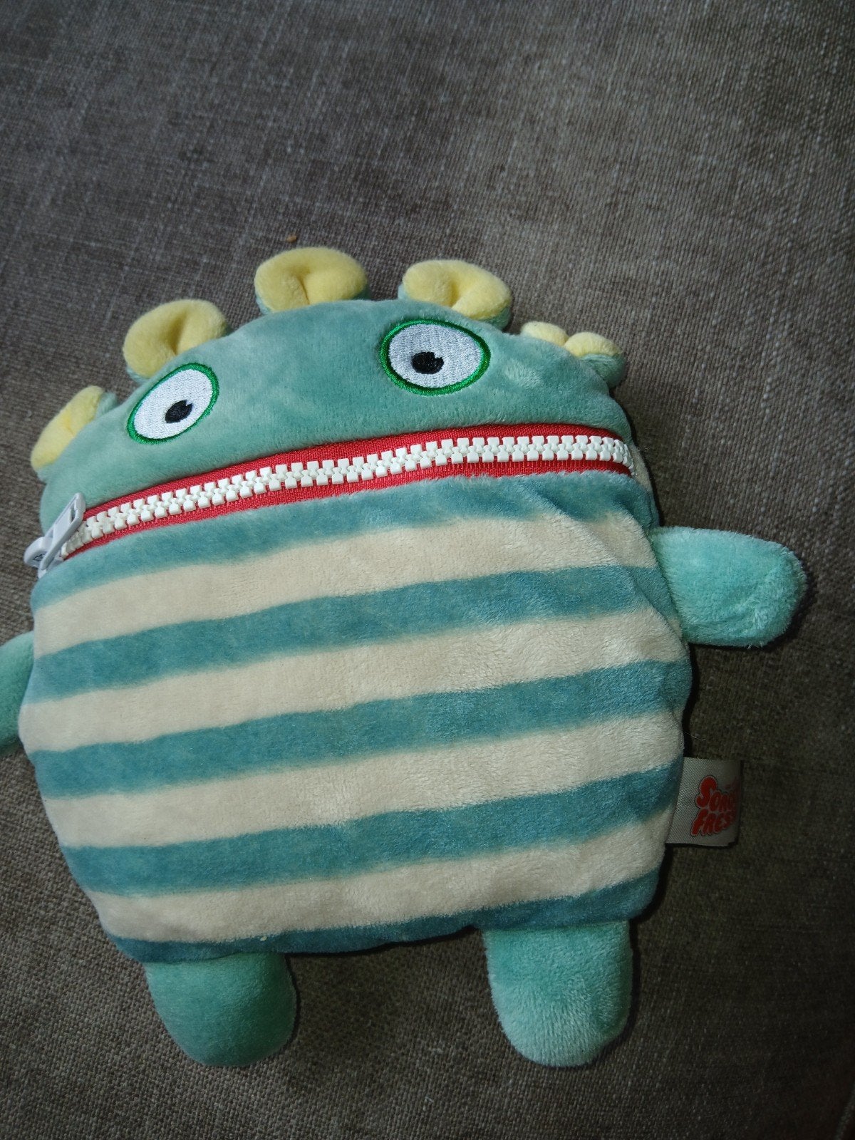 Schattige gestreepte knuffel met ritsmond, Kinderen en Baby's, Speelgoed | Knuffels en Pluche, Gebruikt, Overige merken, Overige karakters