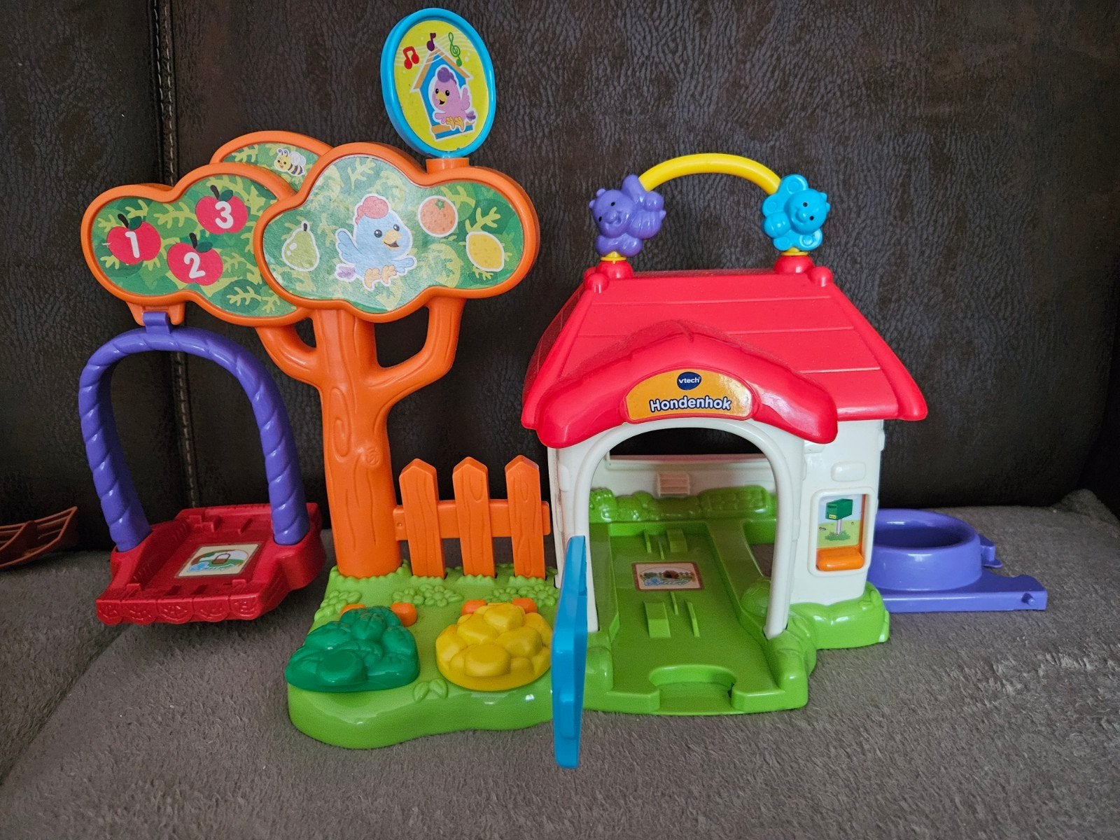 hondenhok Vtech + diverse baanstukken, Ophalen of Verzenden, Gebruikt