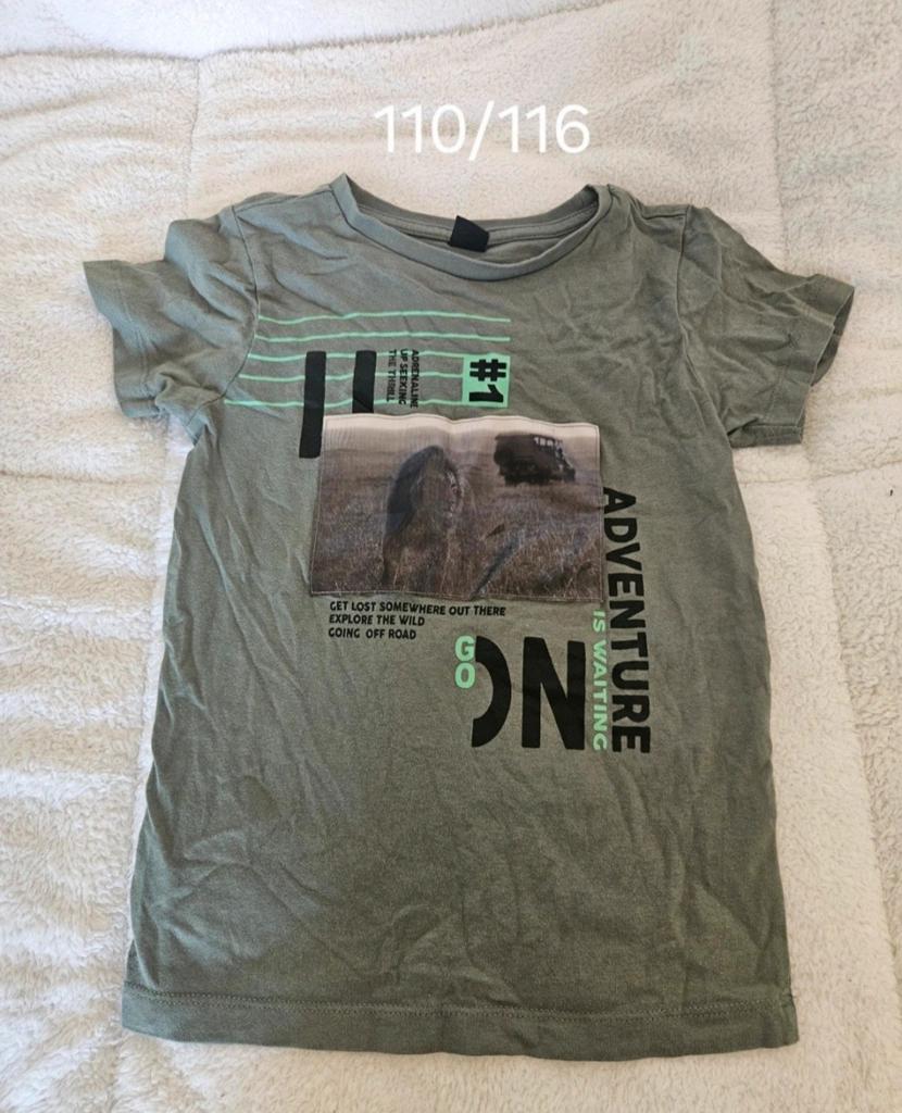 Stoer T-shirt maat 110/116 met 'Adventure is Waiting' print, Kinderen en Baby's, Kinderkleding | Maat 110, Gebruikt, Ophalen of Verzenden