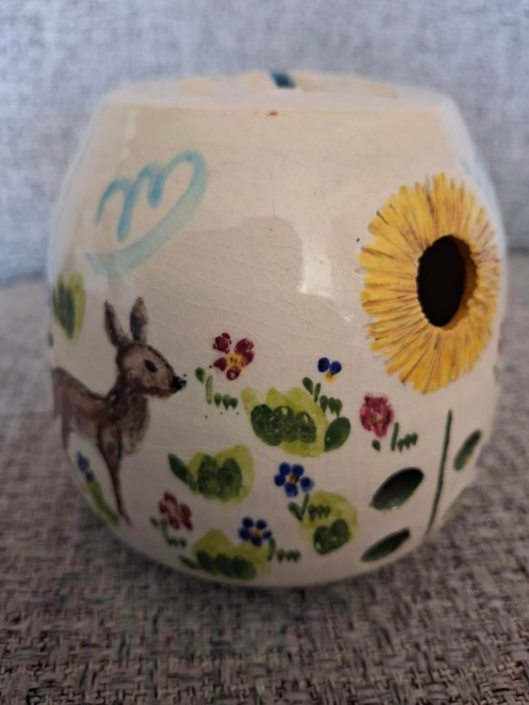 Leuke spaarpot met handgeschilderde decoratie - 10 cm, Verzamelen, Spaarpotten, Ophalen of Verzenden, Gebruikt, Steen, Aardewerk of Keramiek