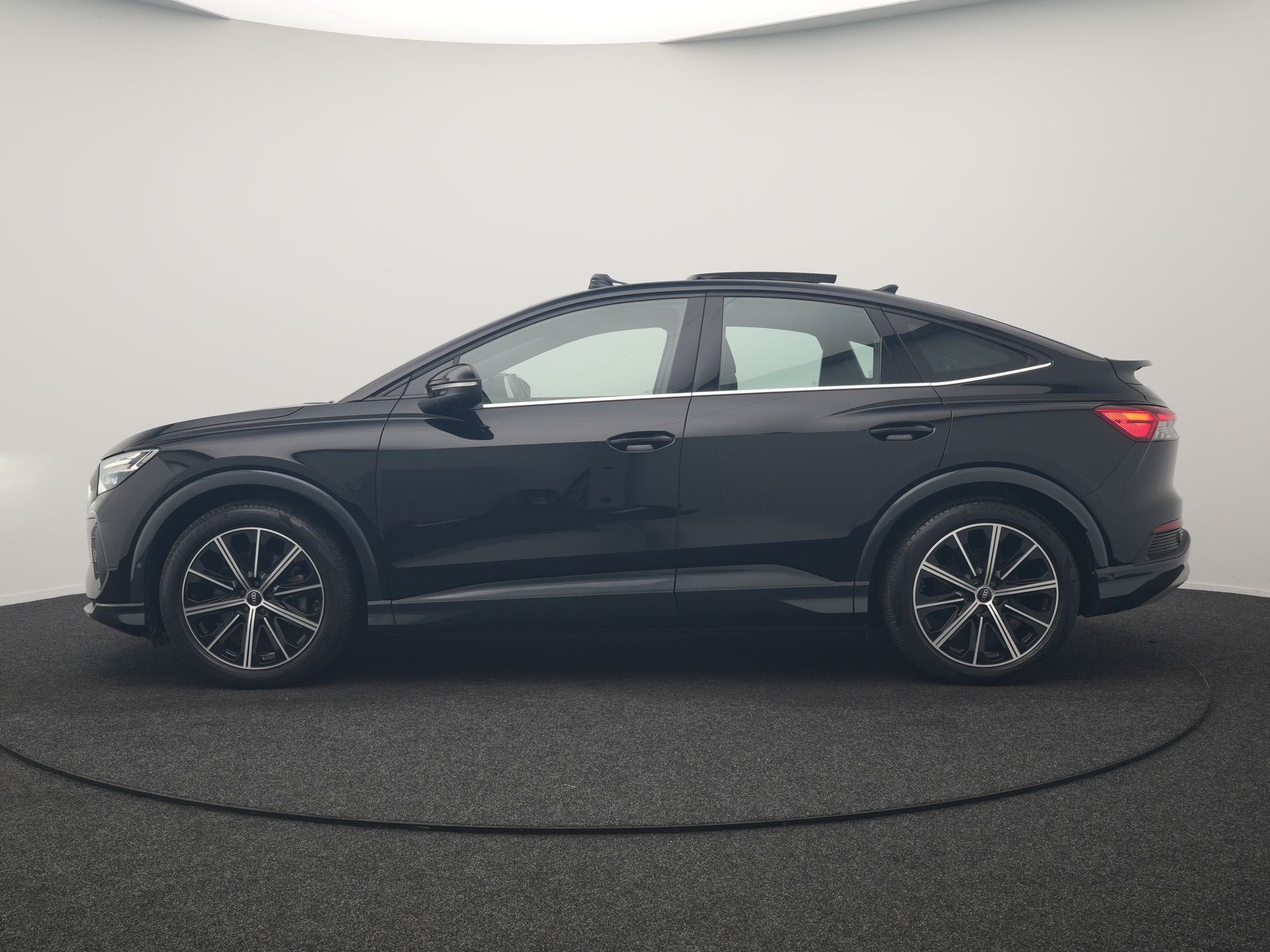 Audi Q4 Sportback e-tron 40 S edition 77 kWh 204pk Dealer O., Auto's, Automaat, Dealer onderhouden, Achterwielaandrijving, Gebruikt