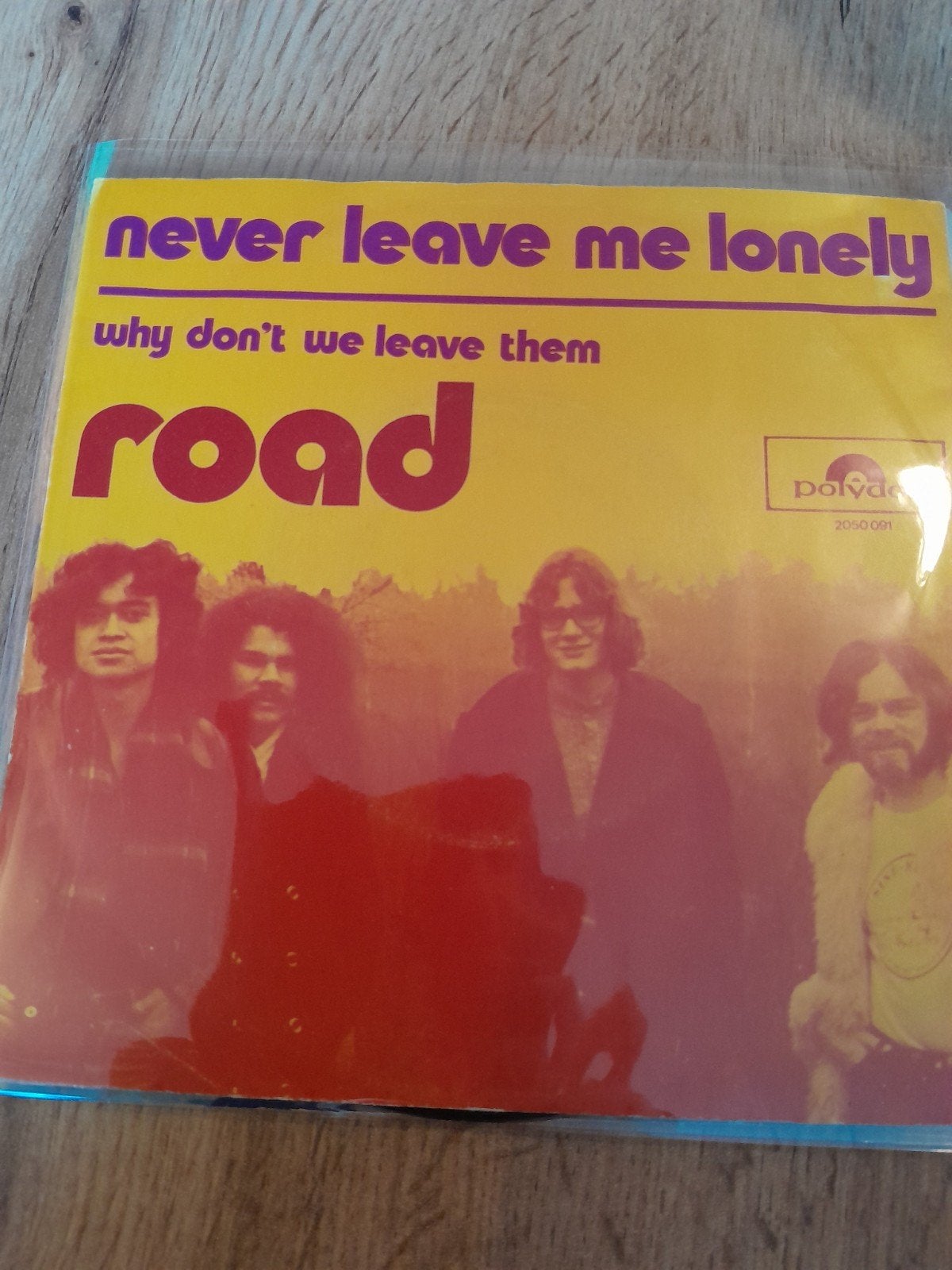Road 7 inch never leave me lonely, Ophalen of Verzenden, Zo goed als nieuw, Pop
