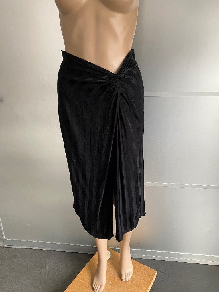 K110 Guess maat S=36 rok apart rokje zwart, Kleding | Dames, Rokken, Guess, Zwart, Ophalen of Verzenden, Zo goed als nieuw