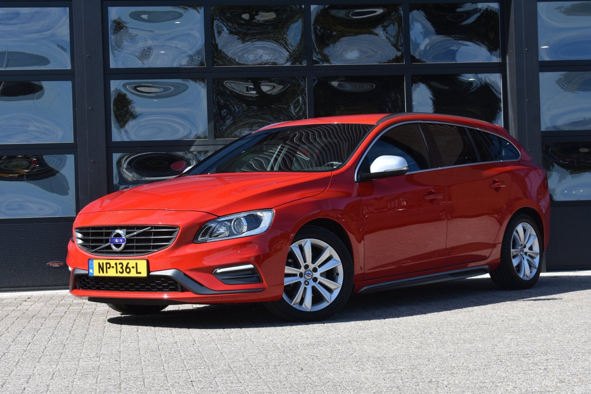 Volvo V60 2.0 T3 R-Design '17 Xenon Clima Navi Cruise Inruil, Auto's, Gebruikt, 4 cilinders, 1969 cc, Origineel Nederlands