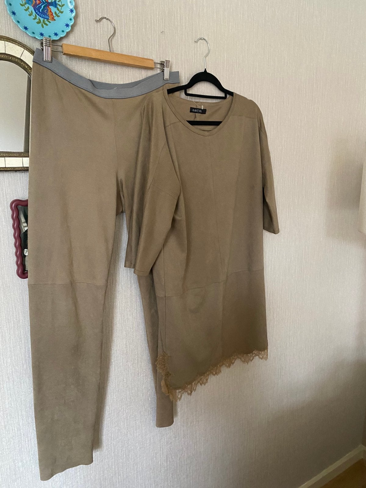 Marccain suède look set van jurk/tuniek en broek beige, Ophalen of Verzenden, Zo goed als nieuw, Maat 38/40 (M), Beige