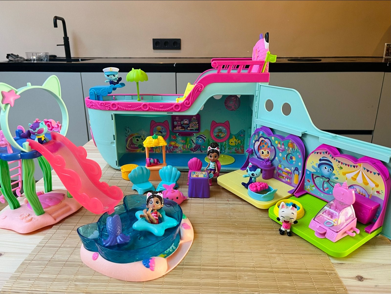 Gabby's Poppenhuis set: Cruise boot  + zwembad en glijbaan!, Ophalen, Zo goed als nieuw, Poppenhuis