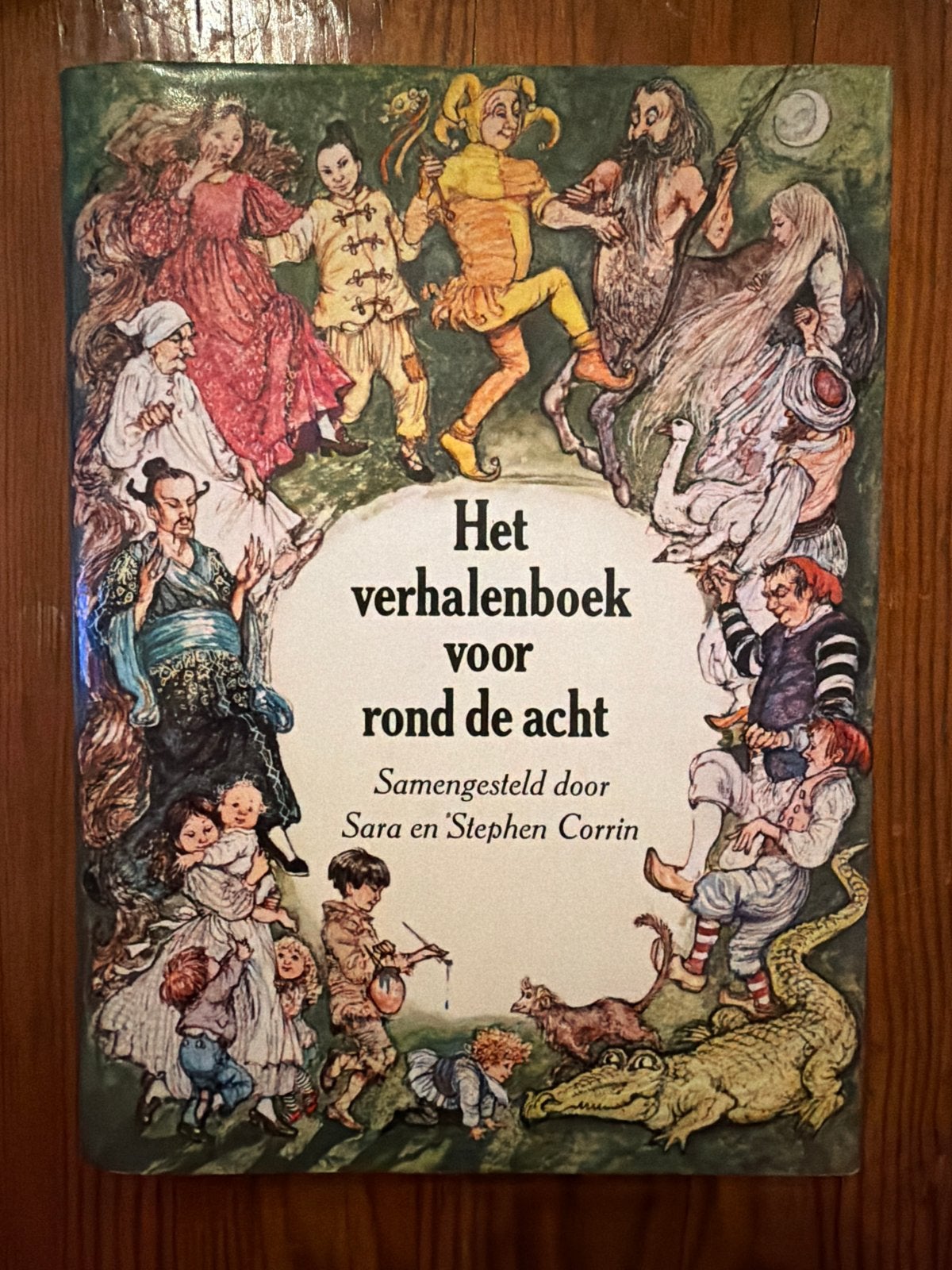 Het Verhalenboek voor Rond de Acht - Sara & Stephen Corrin, Ophalen of Verzenden, Gelezen