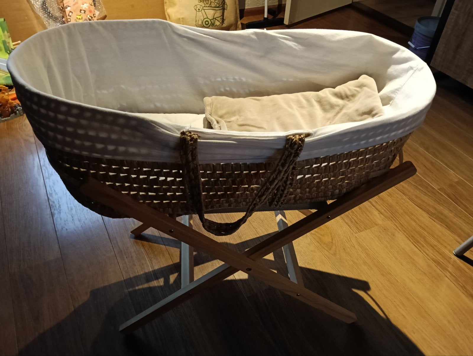 Mooie mozesmand met standaard, Kinderen en Baby's, Babywiegjes en Ledikanten, Ophalen, Zo goed als nieuw, Wieg