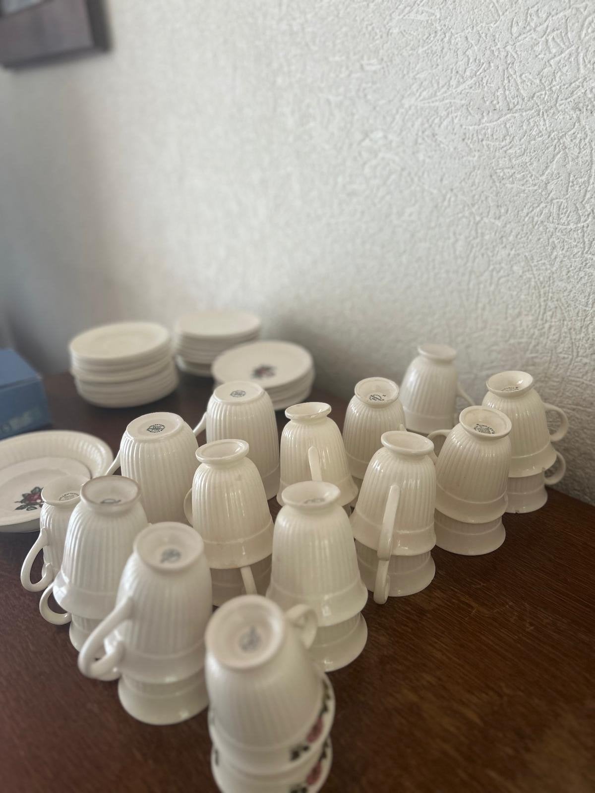 Wedgewood servies set - 14 koffiekopjes, gebaksbordjes, Ophalen, Zo goed als nieuw, Keramiek, Compleet servies