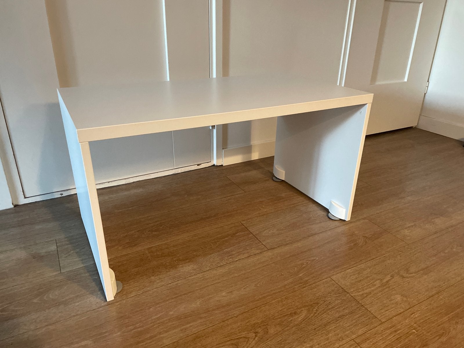 Compact wit bureau IKEA - ideaal voor kleine kinderen, Huis en Inrichting, Bureaus, Ophalen, Gebruikt, Spaanplaat of MDF, Overige merken
